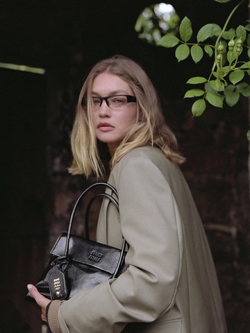 Miu Miu Holiday Campaign 2025 Tampilkan Pesona Gigi Hadid di Latar Klasik