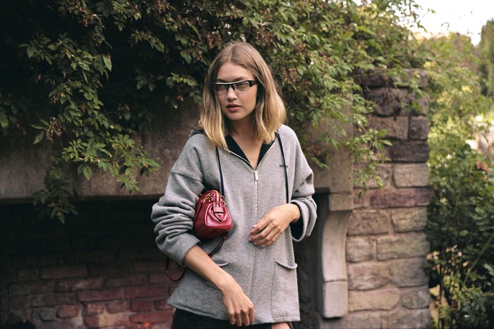 Potret yang diambil menggunakan kamera Super 8 menggambarkan masa lalu dan masa kini dengan estetika autentik/ Foto: Dok. Miu Miu/Angela Hill