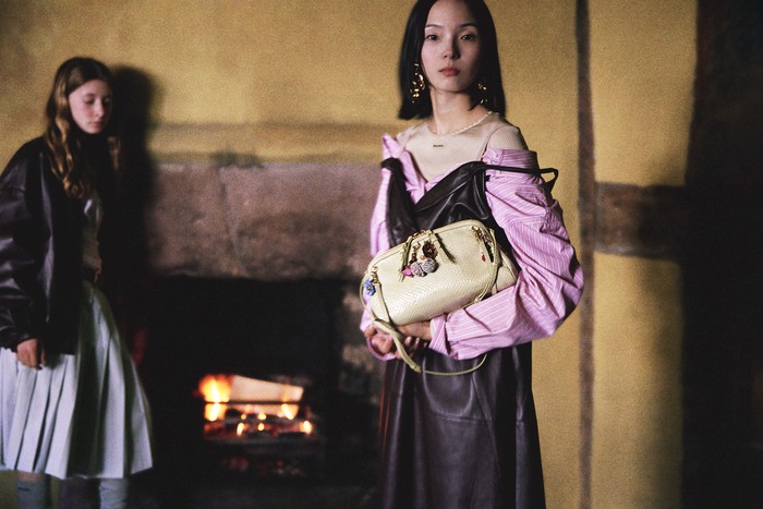 Elizabeth Manor yang merupakan sebuah rumah keluarga dengan dinding bebatuan dan arsitektur kuno beri kontras menarik terhadap para penghuninya yang berbalut pakaian kontemporer/ Foto: Dok. Miu Miu/Angela Hill