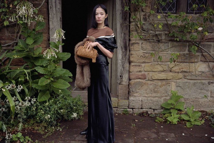 Rancangan Miu Miu menegaskan elegansi dan jiwa muda, kini hadir dalam nuansa festive seperti beberapa items seperti satin duchesse kusut dan bersulam dalam warna-warna lembut, detail patchwork dari material shearling, pakaian rajut beraksen sequin, satin yang elegan dengan potongan bias-cut, hingga kain georgette yang dirancang ala lingerie/ Foto: Dok. Miu Miu/Angela Hill