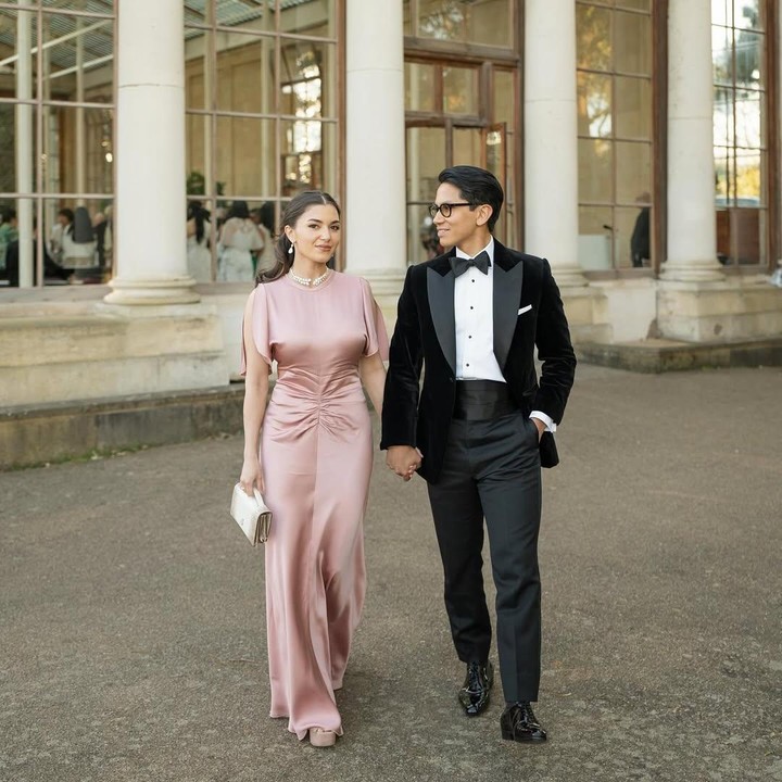 <p>Istri Pangeran Mateen dari Brunei, Anisha Rosnah, tengah menjalani kehamilan pertamanya, Bunda. Baru-baru ini, Anisha terlihat mendampingi sang suami yang bertanding polo di SEA Games 2025. (Foto: Instagram @tmski)</p>