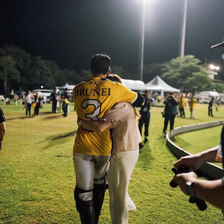 <p>Momen romantis juga dibagikan Anisha dan Pangeran Mateen di lapangan hijau tempat bertanding polo. Sang pangeran tampak memeluk erat istrinya di momen setelah tim polo Brunei dipastikan lolos ke babak final. (Foto: Instagram @tmski)</p>
