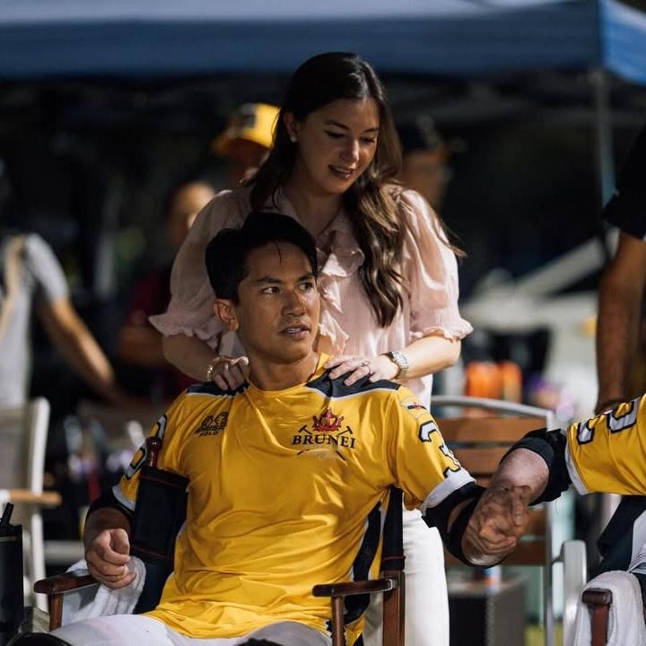 <p>Anisha langsung memberikan dukungan ke Pangeran Mateen yang bertanding polo di Thailand sampai akhirnya tim Brunei masuk ke babak final. Dalam satu potret, Anisha terlihat berdiri di belakang sang suami yang duduk di jeda waktu bertanding. (Foto: Instagram @tmski)</p>