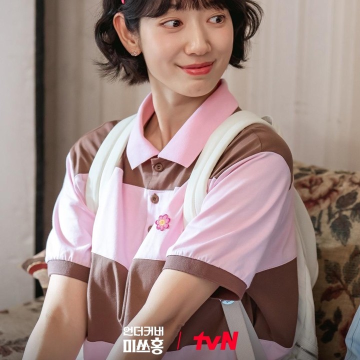 <p>Park Shin Hye berubah total menjadi Hong Jang Mi, perempuan samaran berusia 20 tahun yang ceria dan polos, memperlihatkan sisi lembut dan penuh energi yang kontras dengan dirinya sebagai Geum Bo. (Foto: tvN)</p>