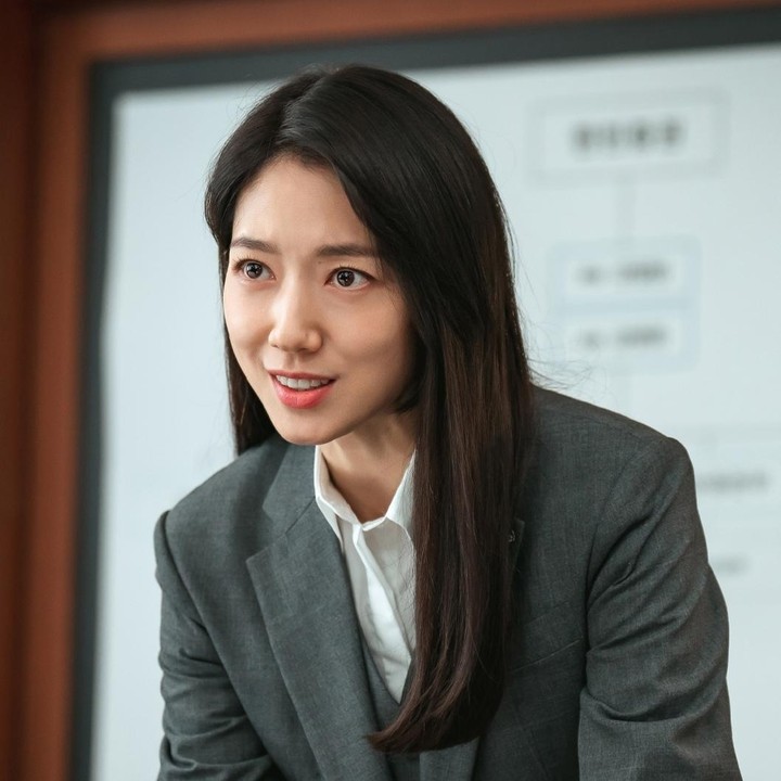 <p>Park Shin Hye tampil percaya diri sebagai Hong Geum Bo dalam drama Korea terbarunya <em>Undercover Miss Hong</em>. Karakternya memperlihatkan karisma seorang elite Financial Supervisory Officer yang tegas dan berwibawa (Foto: tvN)</p>