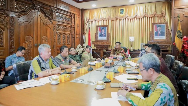 Pemerintah Klaten dan BNPB berkolaborasi untuk penanganan kekeringan. Rapat koordinasi membahas opsi sumur dalam dan pompanisasi untuk wilayah terdampak.