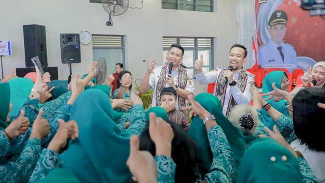 Bupati Klaten Hamenang Wajar Ismoyo menghadiri Sambung Rasa di Desa Karang, menyerahkan bantuan dan mendiskusikan pembangunan jembatan serta pengelolaan sampah.