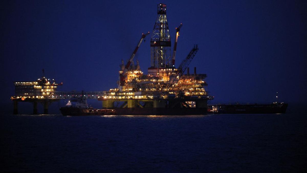 Ukraina Serang Pengeboran Minyak Rusia untuk Pertama Kali