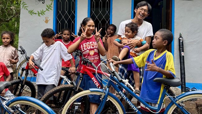 Polygon Bikes ambil peran melalui program Corporate Social Responsibility (CSR) dengan menyalurkan lima unit sepeda bagi Rumah Belajar Melang di Alor, NTT.