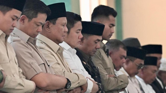 Presiden Prabowo Subianto melaksanakan Salat Jumat di Aceh Tengah, mengunjungi lokasi banjir, dan meminta masyarakat bersabar dalam menghadapi bencana.