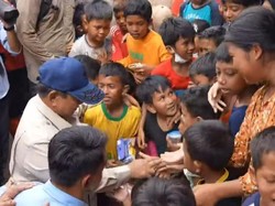 Momen Prabowo Sapa hingga Beri Mainan Anak-anak Korban Bencana Aceh Tamiang