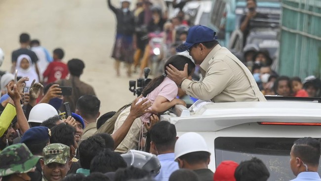 Presiden Prabowo Subianto mencium anak saat mengunjungi posko pengungsian di Kuala Simpang, Aceh Tamiang, Aceh, Jumat (12/12/2025). Dalam kunjungannya ke lokasi posko pengungsian korban banjir bandang itu Presiden Prabowo mengatakan pemerintah akan t