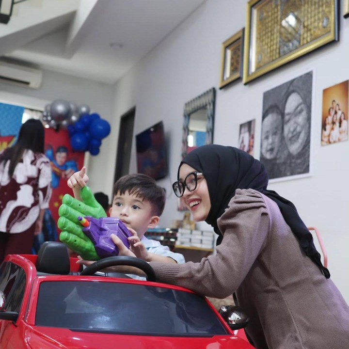 <p>Adik perempuan Rizky Febian ini juga tak lupa memberikan ucapan ulang tahun untuk Adzam. &ldquo;Selamat ulang tahun adik gantengkuu,&rdquo; tulis Putri, dikutip dari laman Instagram <em>@putridelinaa,</em> Jumat (12/12/2025).&nbsp;(Foto: Instagram @putridelinaa)</p>