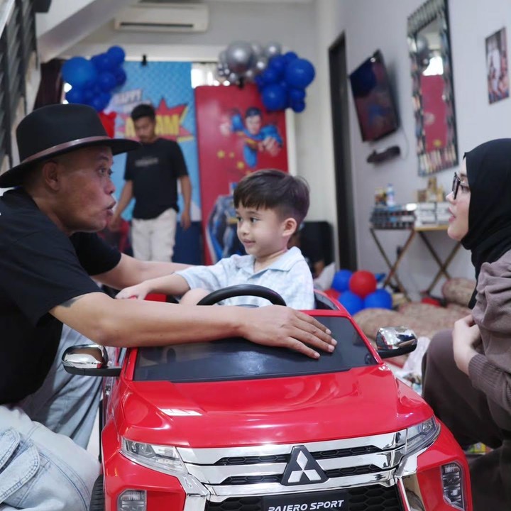 <p>Momen tersebut terlihat dari beberapa unggahan Putri Delina di akun Instagram pribadinya. Ia dan sang Ayah tampak bermain bersama Adzam dengan latar belakang dekorasi ulang tahun.&nbsp;(Foto: Instagram @putridelinaa)</p>