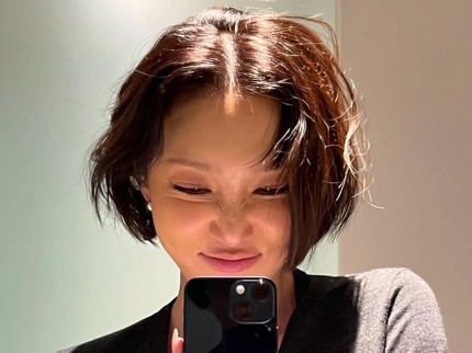 5 Potret Hwasa dengan Potongan Rambut Pendek yang Viral