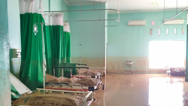 Tenaga kesehatan dari Provinsi Sulawesi Selatan membuka layanan medis darurat di tengah kondisi Aceh Tamiang yang jauh dari normal.