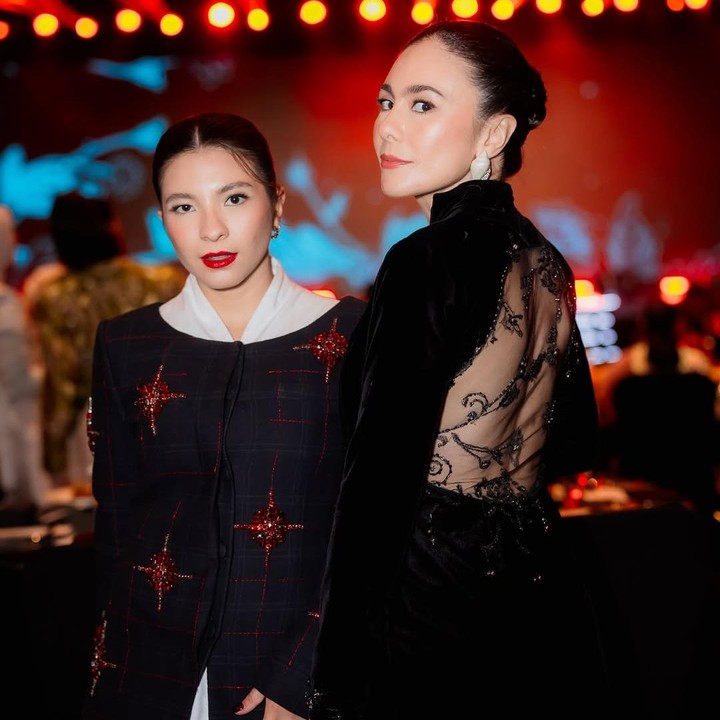 <p>Perempuan yang kini menginjak usia 27 tahun itu juga kerap tampil bersama sang Bunda dalam berbagai kesempatan. Salah satunya seperti foto berikut ketika mereka menghadiri acara <em>Bazaar Charity Gala 2025.</em> &ldquo;Sebuah kehormatan untuk menghadiri Bazar Charity Gala 2025,&rdquo; tulis Shalom, dikutip dari laman Instagram <em>@sharazaaa,</em> Jumat (12/12/2025).&nbsp;(Foto: Instagram @sharazaaa)</p>