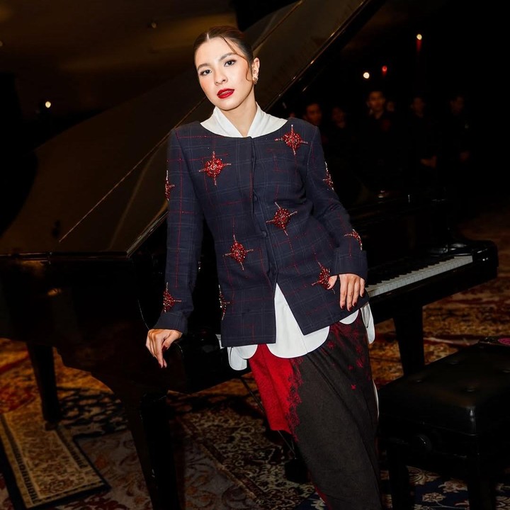 <p>Seiring waktu, Shaloom meningkatkan kemampuan aktingnya. Kini, ia telah bermain peran dalam banyak film dan web series. Film layar lebar yang menjadi karya debutnya adalah <em>Cinta Selamanya</em> (2015).&nbsp;(Foto: Instagram @sharazaaa)</p>