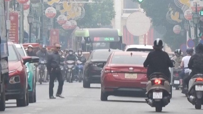 Pemerintah Thailand dan Vietnam imbau warganya bekerja dari rumah untuk mengurangi penggunaan bahan bakar.