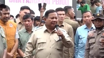 Prabowo Subianto obiskal območja, ki jih je prizadela poplava v Aceh Tamiang