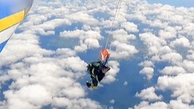 Horor Penerjun Payung Australia Tersangkut di Ekor Pesawat