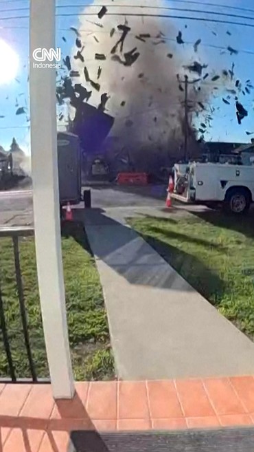 Penampakan Ledakan Besar di California Hancurkan Tiga Bangunan