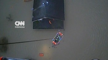 Detik-detik Evakuasi Dua Korban Banjir di Washington Pakai Helikopter