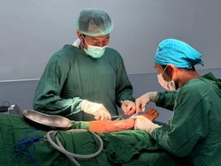 Tim Dokter Surabaya Buka Posko-Lakukan Operasi di RSUD Aceh Tamiang