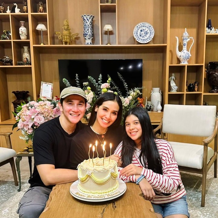 <p>Kehidupan para artis Indonesia tampaknya selalu berada dalam sorotan publik. Bukan hanya soal perjalanan karier, melainkan juga hubungan mereka dengan keluarga. Hal ini juga terlihat pada pasangan Vino G. Bastian dan Marsha Timothy. (Foto: Instagram @vinogbastian__)</p>