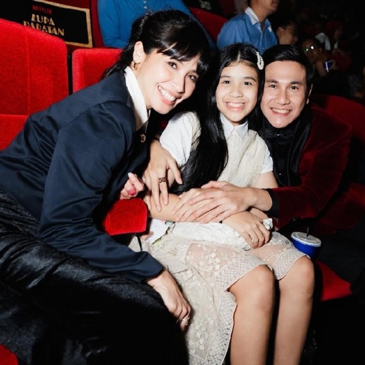 <p>Misalnya saja, seperti foto berikut ketika mereka nonton bareng film terbaru <em>Lupa Daratan.</em> Ketiganya tak sungkan memperlihatkan keharmonisan mereka sebagai keluarga kecil. &ldquo;Cekikikan bertigaan nonton <em>Lupa Daratan,</em>&rdquo; tulis Vino, dikutip dari laman Instagram <em>@vinogbastian__,</em> Jumat (12/12/2025).&nbsp;(Foto: Instagram @vinogbastian__)</p>
