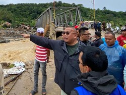 Andre Rosiade Cek Perbaikan Jalan-Jembatan Pauh Padang Usai Banjir