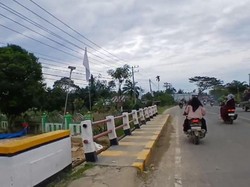 Bendera Putih Berkibaran di Jalanan Daerah Bencana Aceh