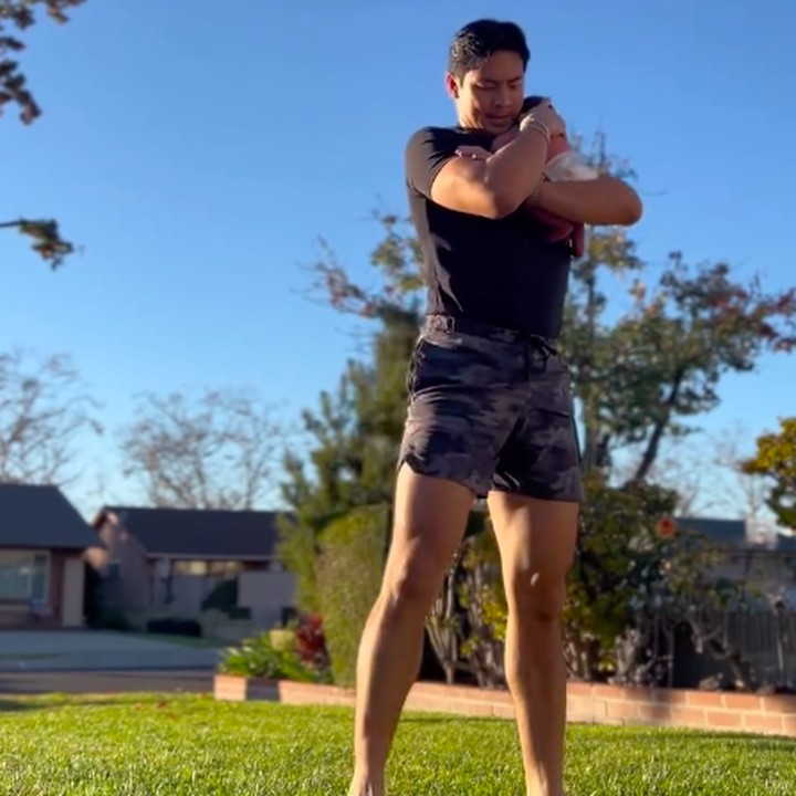 <p>Sehari setelah mengumumkan kelahiran anak ketiganya, Yoshi mem-posting video saat mengajak putri kecilnya olahraga bareng. Dalam video ini, Yoshi tampak menggendong putrinya sambil berjalan-jalan tanpa alas kaki di halaman rumah. (Foto: Instagram @yoshi_sudarso)</p>