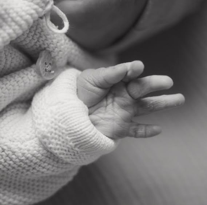 <p>Yoshi dan&nbsp;sang istri belum mengungkap wajah sang putri ke publik. Hingga berita ini ditayangkan, keduanya juga masih merahasiakan waktu kelahiran dan nama putrinya itu, Bunda. Pasangan ini hanya membagikan potret telinga, tangan, dan kaki putrinya yang mungil di Instagram. (Foto: Instagram @yoshi_sudarso)</p>