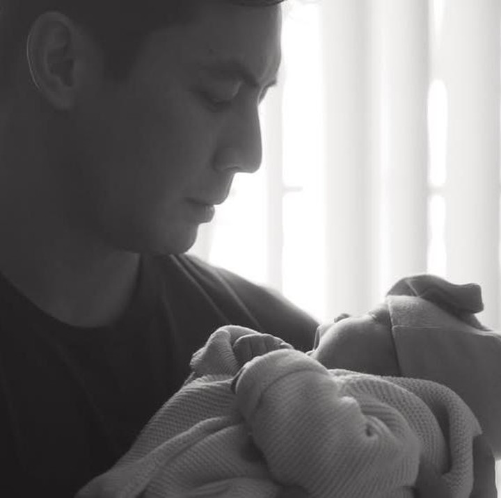 <p>Yoshi mem-<em>posting</em> foto hitam putih putri kecilnya yang baru lahir. Dalam satu foto, Yoshi tampak menggendong putrinya sambil menatap dengan penuh kasih sayang. "<em>And then there were five</em> (Lalu menjadi berlima)," tulisnya dalam unggahan ini. (Foto: Instagram @yoshi_sudarso)</p>