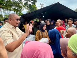 Andre Rosiade Kunjungi Pengungsi Korban Bencana di Rusus Nelayan Padang