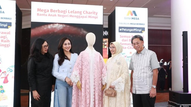 Bank Mega dan METRO Department menggelar Season of Elegance Fashion Show di Plaza Senayan, Jakarta sebagai bentuk dukungan pada perkembangan industri fashion.