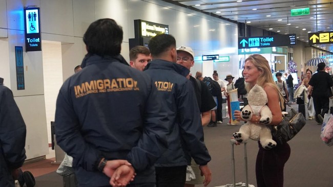 Bintang porno asal Inggris Tia Emma Billinger (Bonnie Blue) akhirnya dideportasi oleh Kantor Imigrasi Kelas I Khusus TPI Ngurah Rai, Bali pada Jumat (12/12).