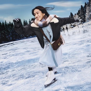 Tampil Chic Sepanjang Liburan Akhir Tahun? Sontek Gaya Para Selebritas di Kampanye Coach!