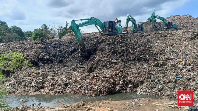 Penumpukan sampah di Tangerang Selatan mengganggu kenyamanan warga. TPA Cipeucang penuh, menyebabkan bau busuk dan keluhan dari masyarakat sekitar.