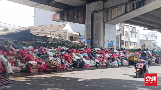 Sampah di kawasan Ciputat, Tangsel menumpuk dan menimbulkan bau busuk karena tak diangkut selama sepekan lebih.