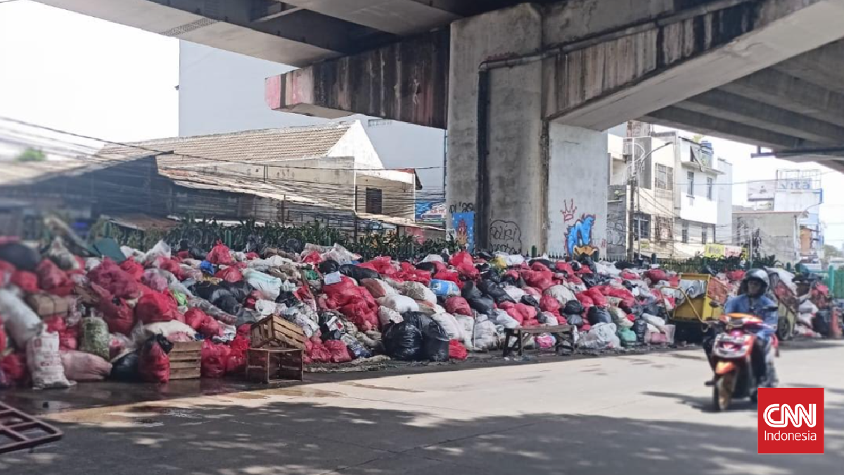 Keluhan Warga Ciputat: Sampah Seminggu Menumpuk, Bau Busuk