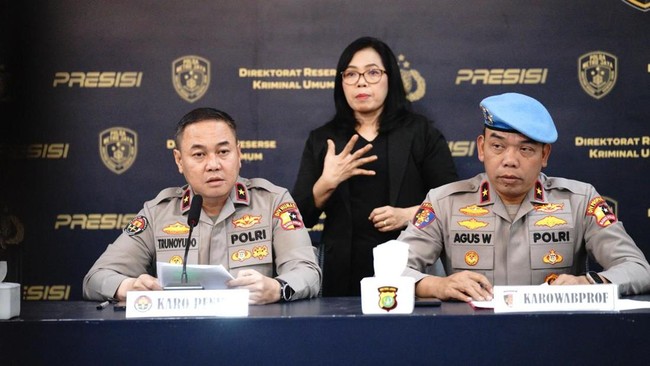 Karo Penmas Divisi Humas Polri Brigjen Pol Trunoyudo Wisnu Andiko saat memberikan keterangan soal kasus penganiayaan debt collector di Kalibata, Jumat (12/12)