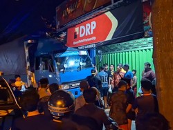 Truk Tronton Seruduk Sepeda di Tulungagung, 3 Orang Tewas