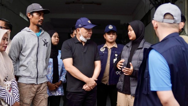 Menko Pangan, Zulkifli Hasan, tinjau SPPG di Aceh Tamiang yang berfungsi sebagai dapur umum untuk korban bencana, berikan semangat kepada petugas.