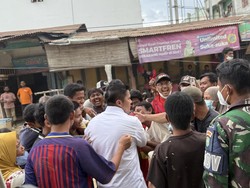 Video: Momen Seskab Teddy Panik Ketinggalan Rombongan saat Sapa Warga di Aceh