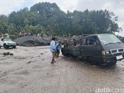 Pikap Pembawa Bantuan Sembako Terjebak Derasnya Banjir Lahar Semeru