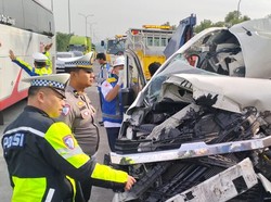 Hiace Tabrak Truk di Tol Malang-Pandaan, 2 Penumpang Tewas