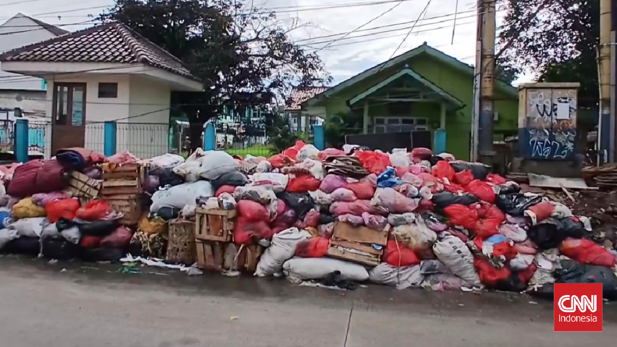 Sampah Menumpuk Di Depan Puskesmas Serpong 1, Ganggu Warga Berobat