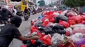 Bau dan Pemandangan Tumpukan Sampah di Tangsel